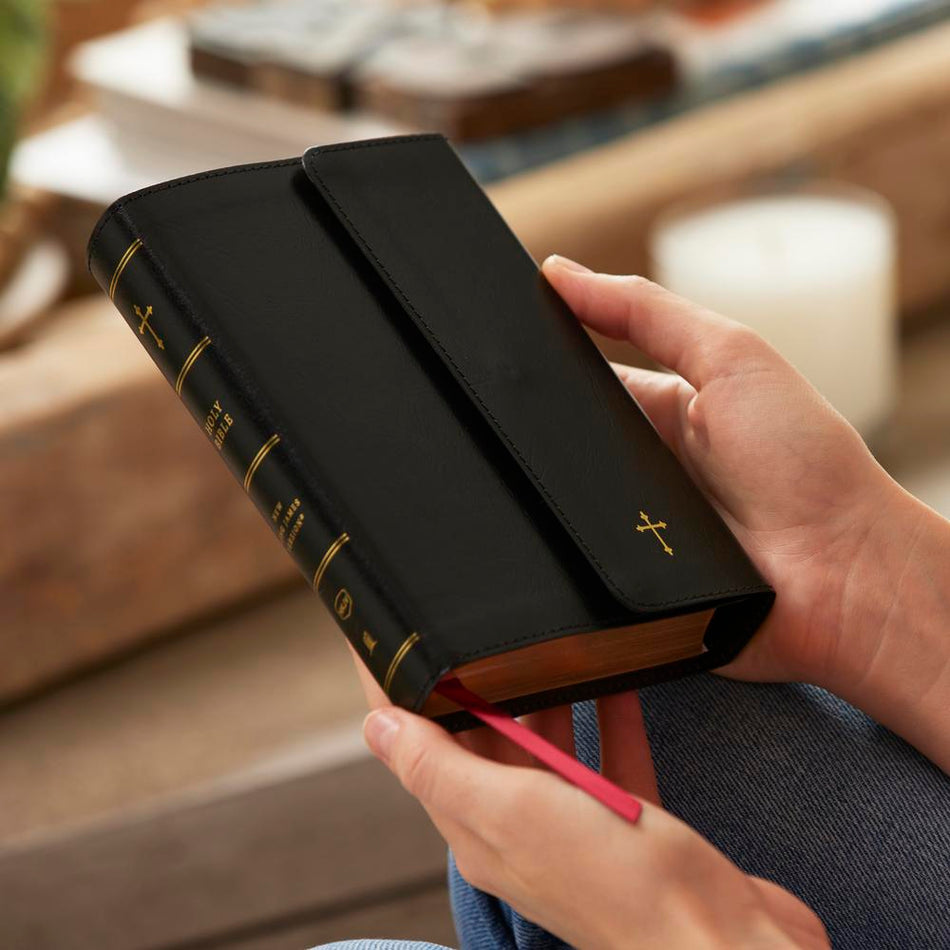 NKJV Compact Paragraph-Style Bible w/ 43,000 Cross References, Red Letter, Comfort Print: Holy Bible, New, product view 2