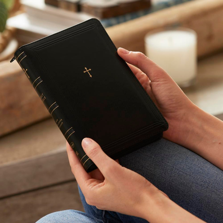 NKJV Compact Paragraph-Style Bible w/ 43,000 Cross References, Red Letter, Comfort Print: Holy Bible, New, product view 2