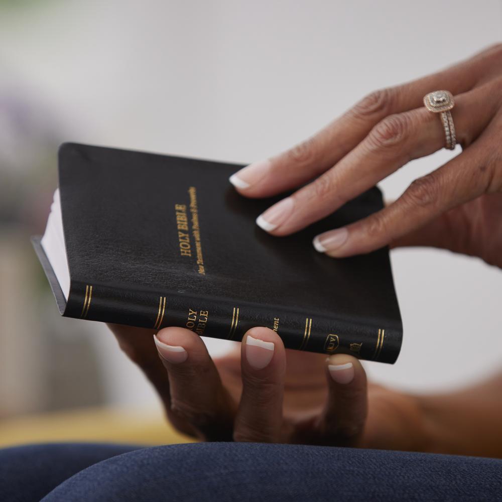 KJV Holy Bible: Pocket New Testament with Psalms and Proverbs, Black Leatherflex, Red Letter, Comfort Print, product view 4