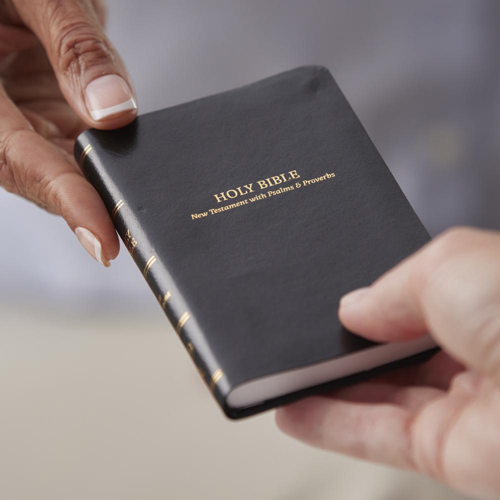 KJV Holy Bible: Pocket New Testament with Psalms and Proverbs, Black Leatherflex, Red Letter, Comfort Print, product view 2
