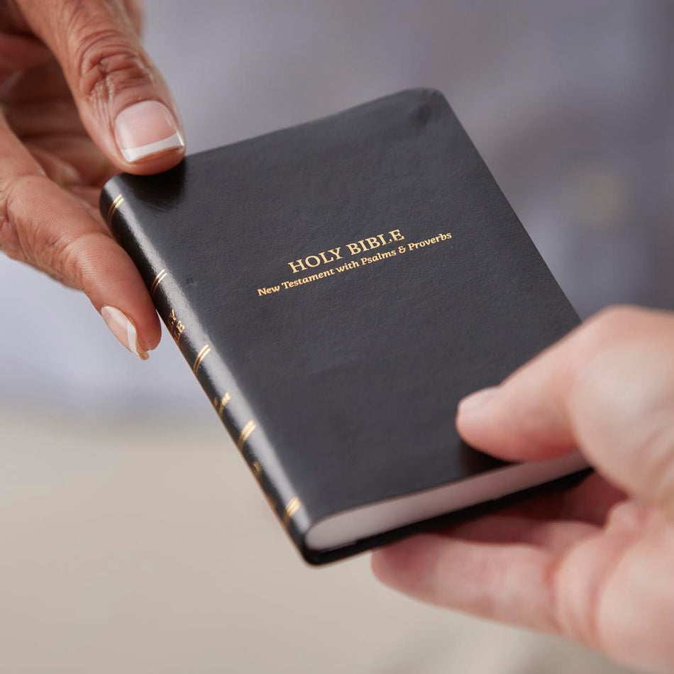 KJV Holy Bible: Pocket New Testament with Psalms and Proverbs, Black Leatherflex, Red Letter, Comfort Print, product view 2