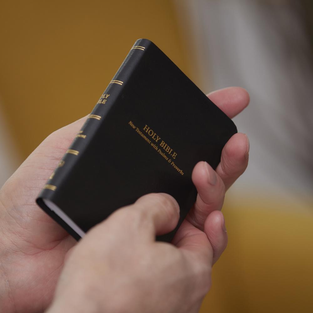 KJV Holy Bible: Pocket New Testament with Psalms and Proverbs, Black Leatherflex, Red Letter, Comfort Print, product view 3