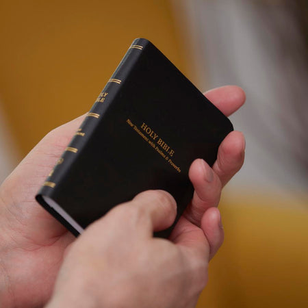 KJV Holy Bible: Pocket New Testament with Psalms and Proverbs, Black Leatherflex, Red Letter, Comfort Print, product view 3