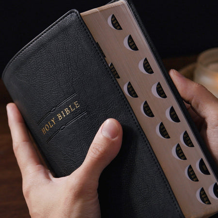 NKJV Personal Size Large Print Bible with 43,000 Cross References, Black Leathersoft, Red Letter, Comfort, product view 4