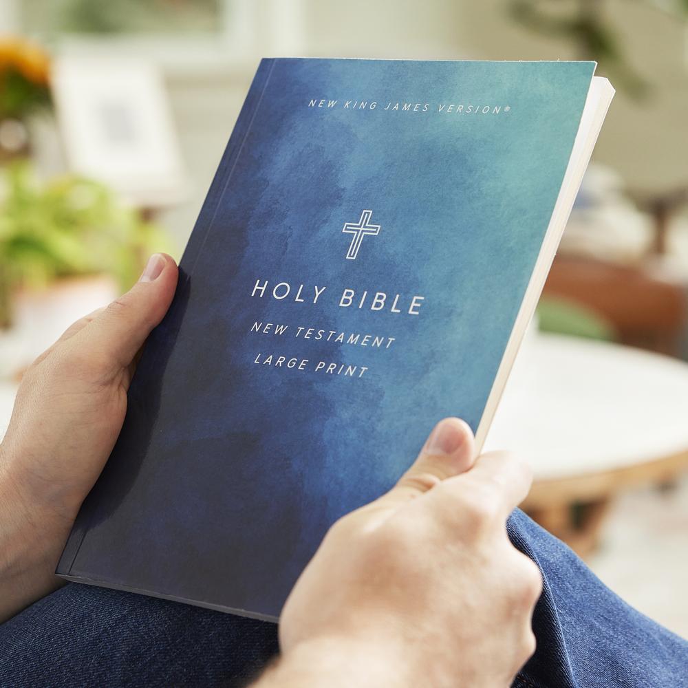 Outreach New Testament Bible (NKJV) - Large Print - Cross Softcover by HarperCollins, product view 2