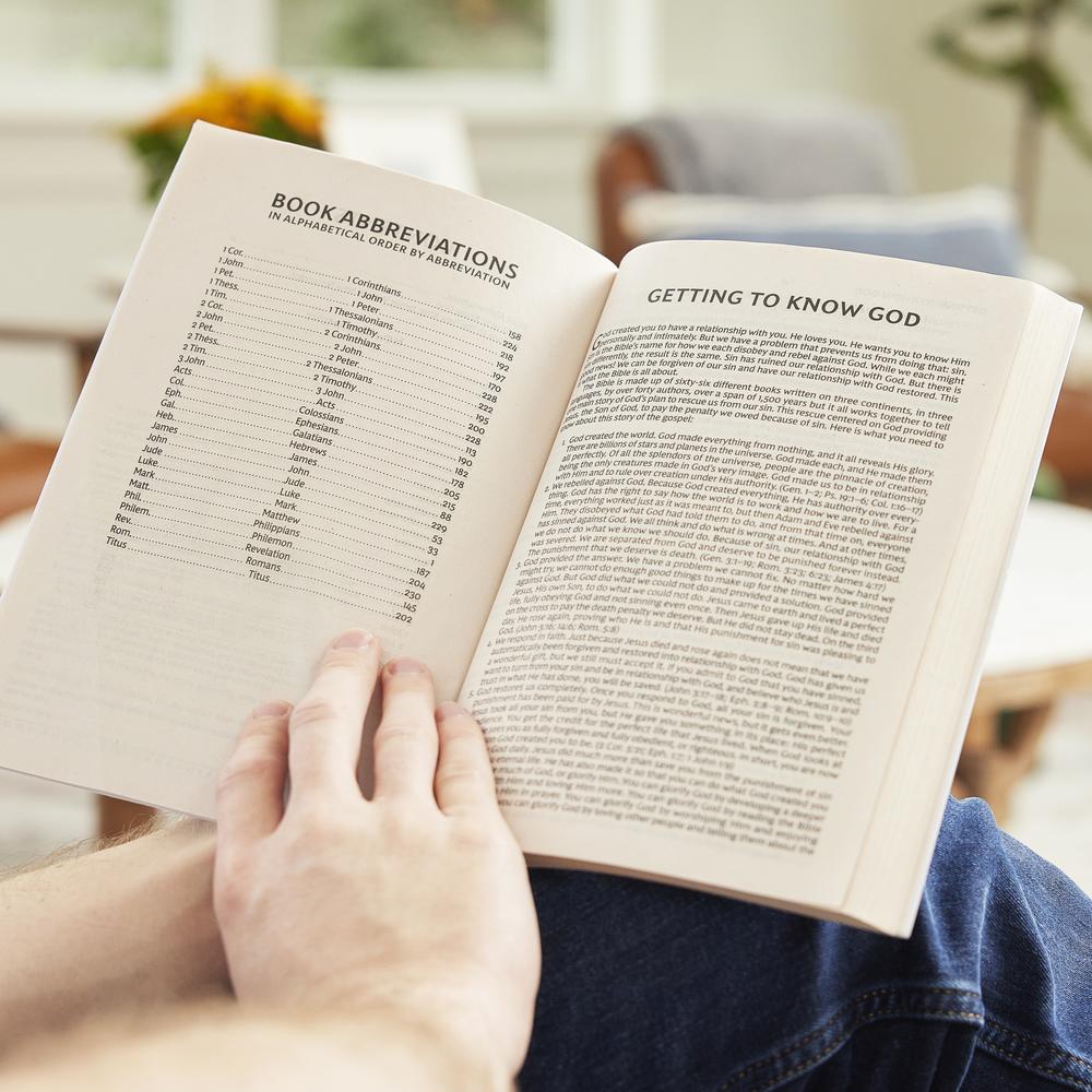 Outreach New Testament Bible (NKJV) - Large Print - Cross Softcover by HarperCollins, product view 4