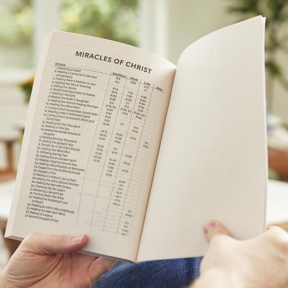 Outreach New Testament Bible (NKJV) - Large Print - Cross Softcover by HarperCollins, product view 8