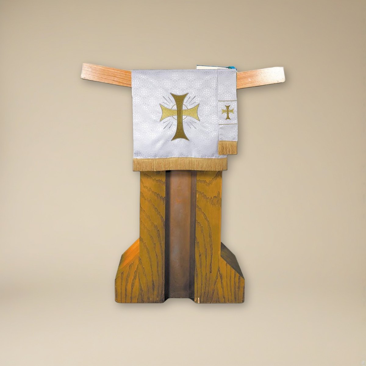 Jacquard Parament Pulpit Scarf w/Fringe - Cross on a cream backdrop