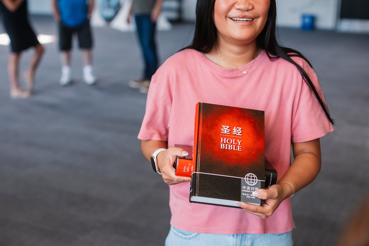 Chinese CUV (Simplified Script)/English NIV Bilingual Bible, Paperback, Red/Black (Bilingual edition, product view 3